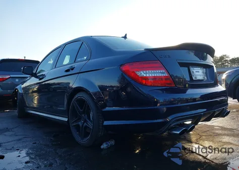 2013 Mercedes-Benz C 63 Amg z USA, uszkodzony, nr VIN WDDGF7HB3DA838251